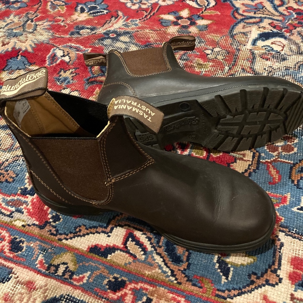 Women’s 8.5 Blundstones